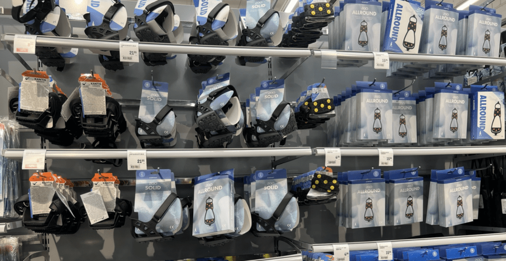 フィンランドのスーパーで売られている、靴に装着する着脱式のスパイクバンド（滑り防止）
