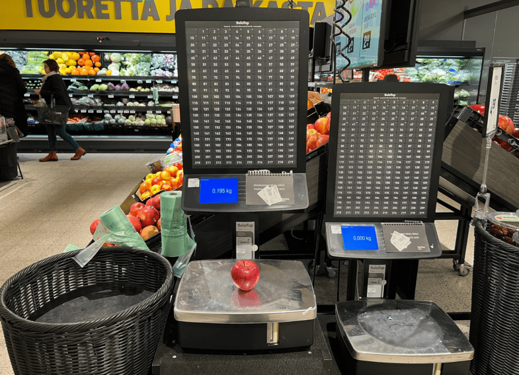 フィンランドのスーパーで量り売りのリンゴを買う様子
